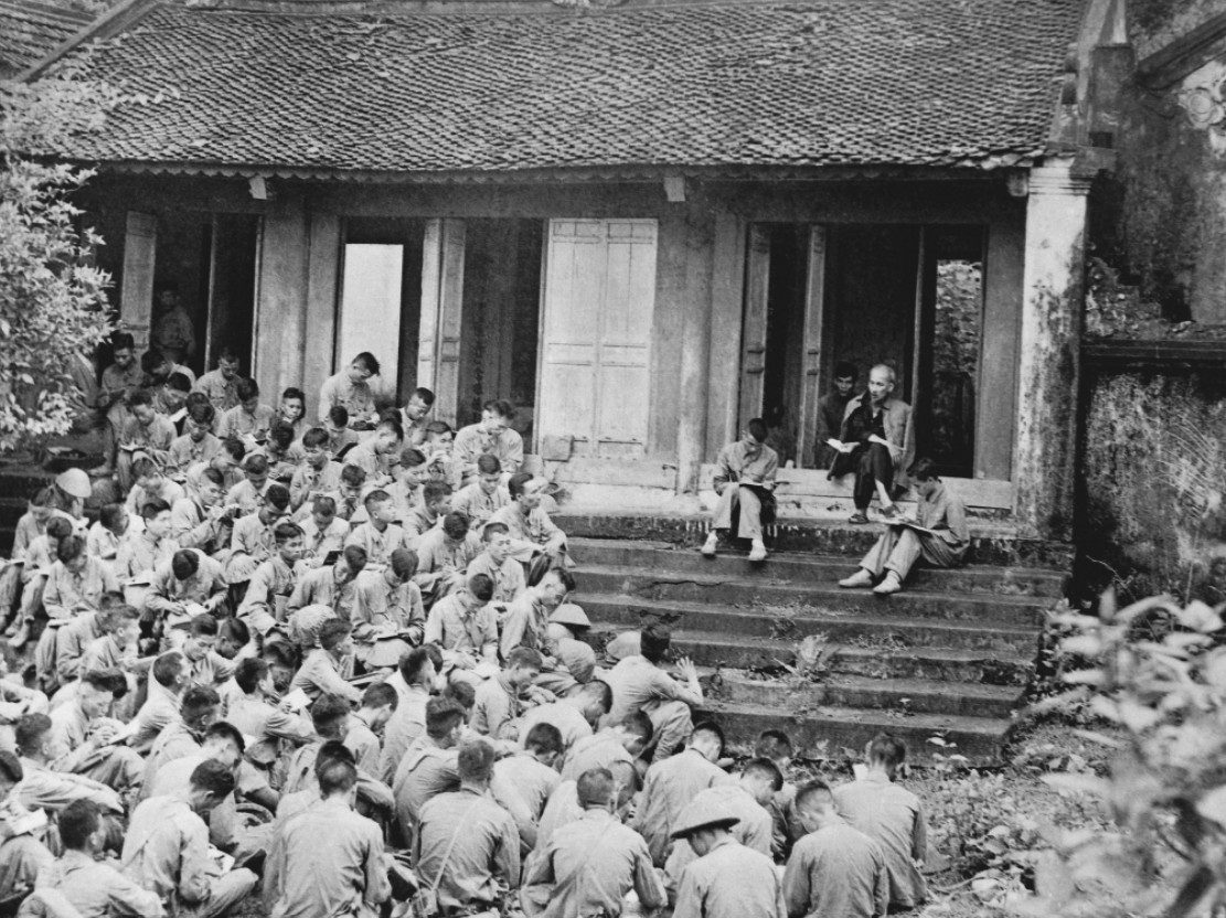 Trước khi về tiếp quản Thủ đô, cán bộ Đại đoàn Quân tiên phong được nghe Chủ tịch Hồ Chí Minh nói chuyện tại Đền Hùng, tỉnh Phú Thọ (19/9/1954). Ảnh tư liệu