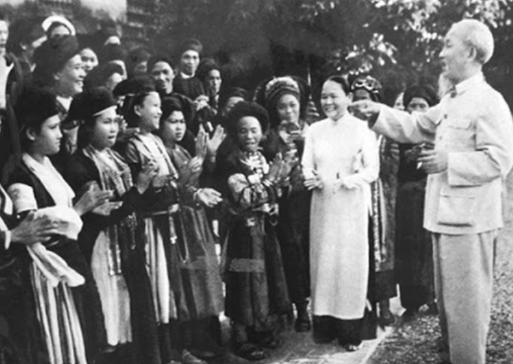 Bác Hồ tiếp đoàn đại biểu các dân tộc Hà Giang (15.11.1965). Ảnh: TƯ LIỆU