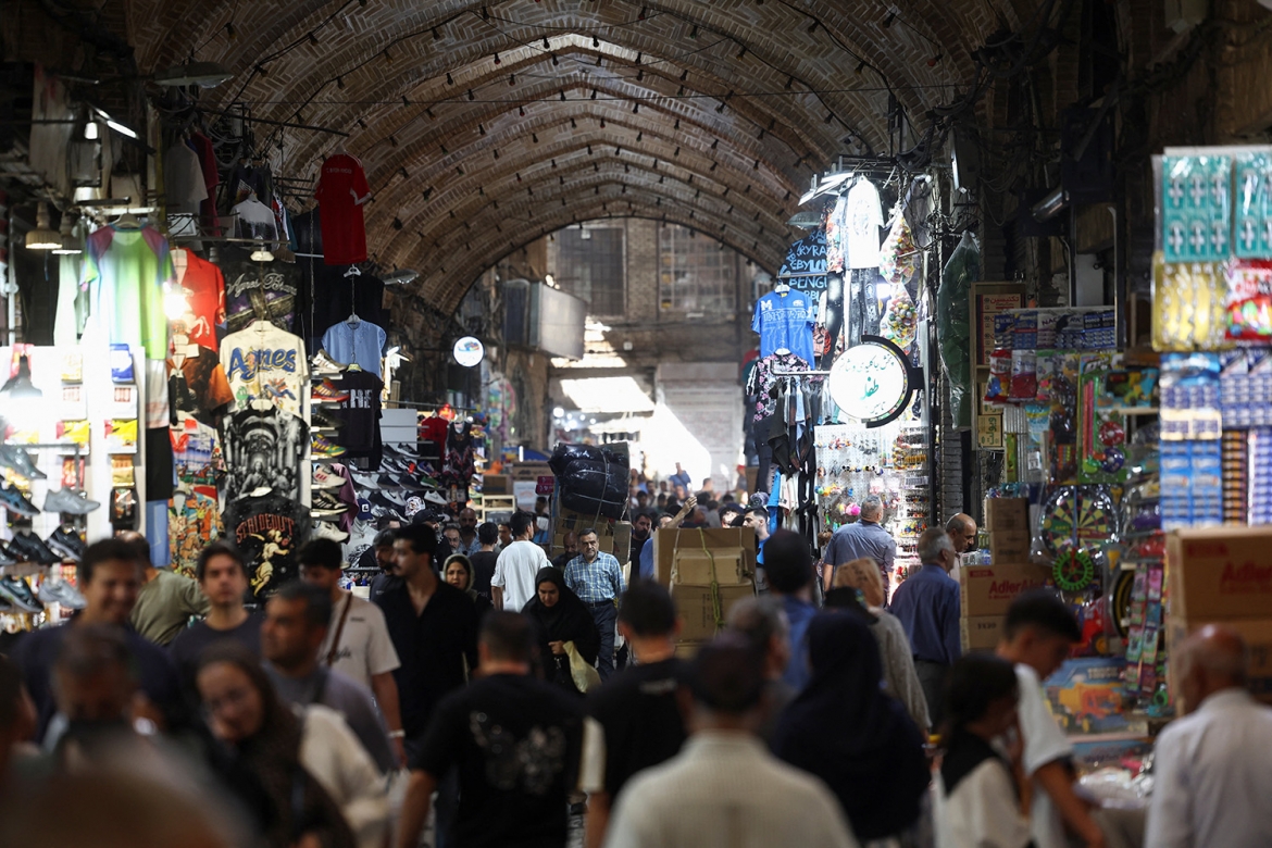 Người dân đi bộ tại khu chợ Grand Bazaar ở Tehran, Iran, ngày 23/8/2026. Ảnh: WANA/Reuters