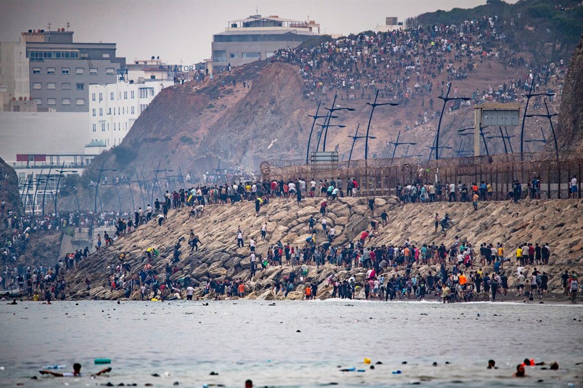 Người di cư trở về Marốc từ Ceuta của Tây Ban Nha, ngày 31/7/2026. Ảnh: AP