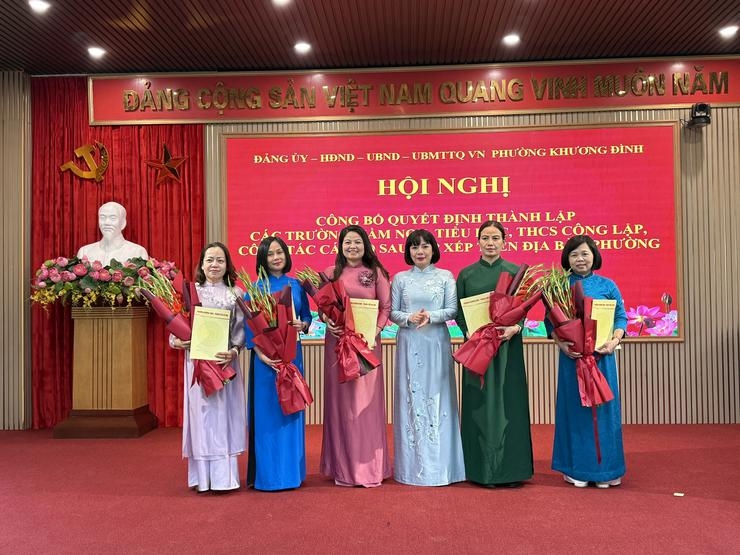 UBND phường Khương Đình tổ chức Hội nghị công bố quyết định thành lập các trường học và công tác cán bộ sau sắp xếp (Ảnh: Phường Khương Đình)
