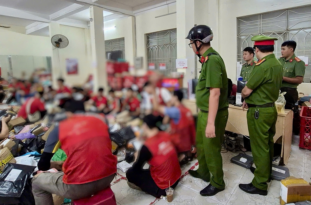 kiem-tra-nhan-vien-o-cac-cong-ty-giao-hang-tren-dia-ban-phuong-trung-tam-thanh-pho.jpg