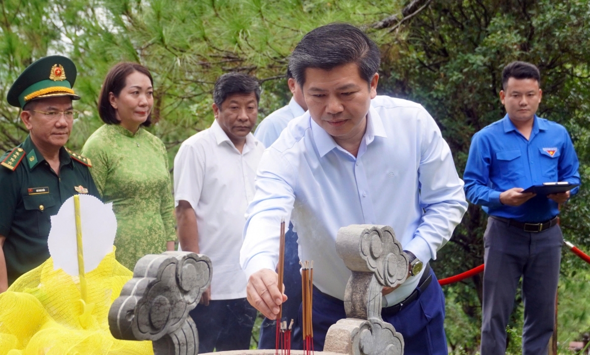 lanh-dao-tinh-quang-tri-dang-huong-tai-khu-mo-dai-tuong-vo-nguyen-giap.jpg