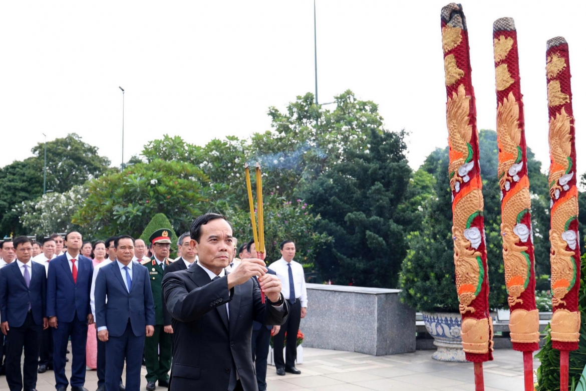 lanh-dao-tphcm-dang-huong-dang-hoa-tuong-niem-chu-tich-ho-chi-minh-dip-quoc-khanh-2-9.jpg