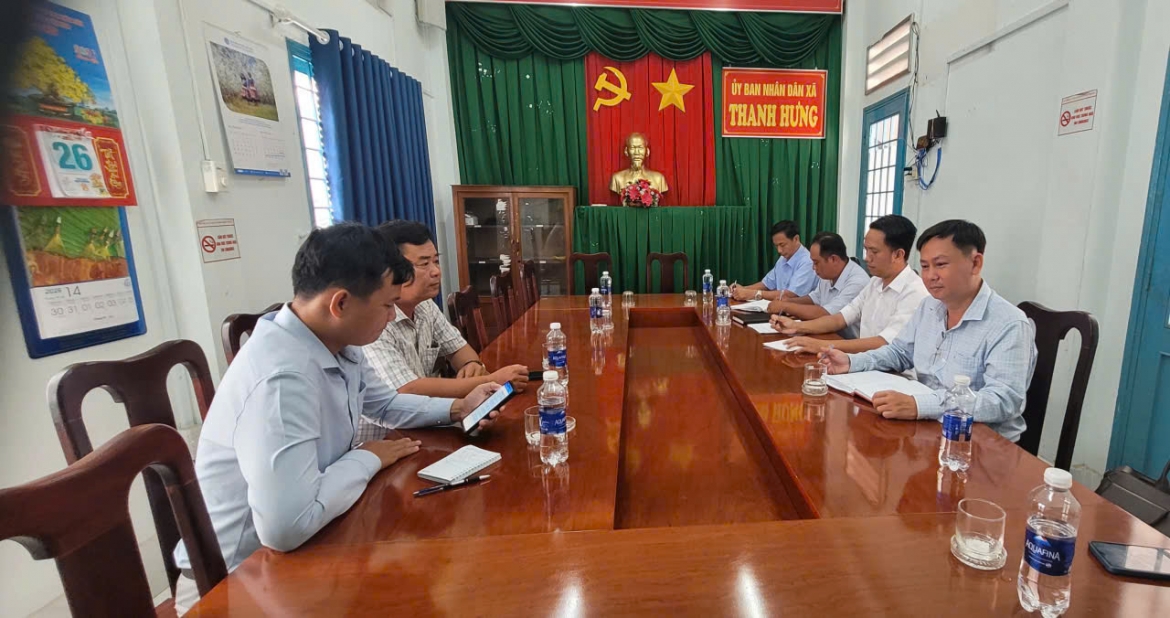 lanh-dao-ubnd-xa-thanh-hung-cung-cap-thong-tin-ve-tinh-hinh-phat-trien-kinh-te-vuon-voi-cac-phong-vien-bao-chi.jpg
