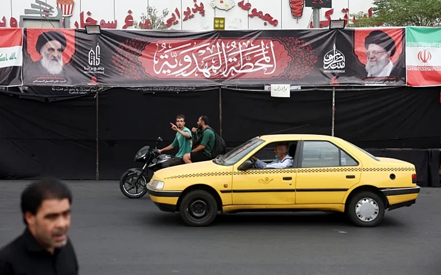 lanh-tu-iran-ali-khamenei-poster-o-to-iran-xe-may-iran-tren-duong-pho-iran-.wana_.jpg