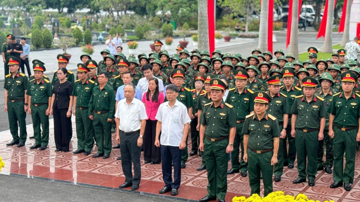 Trang nghiêm thực hiện nghi thức tưởng niệm tại Nghĩa trang Mai Dịch (Ảnh: Mai Hoa)