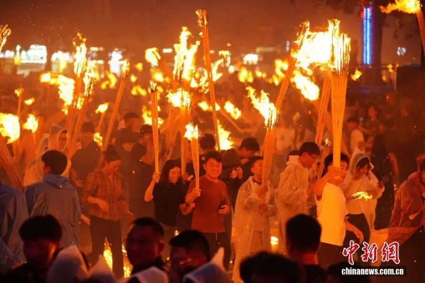 le_hoi_ruoc_duoc_tai_van_nam_20260808134355.jpg