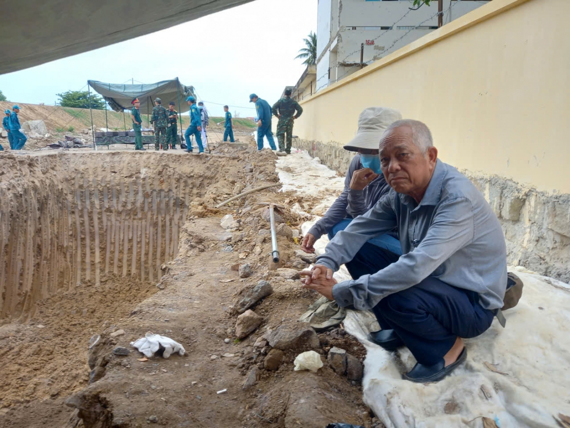 Ông Huỳnh Bửu Đông xúc động khi thấy hài cốt liệt sĩ và di vật.
