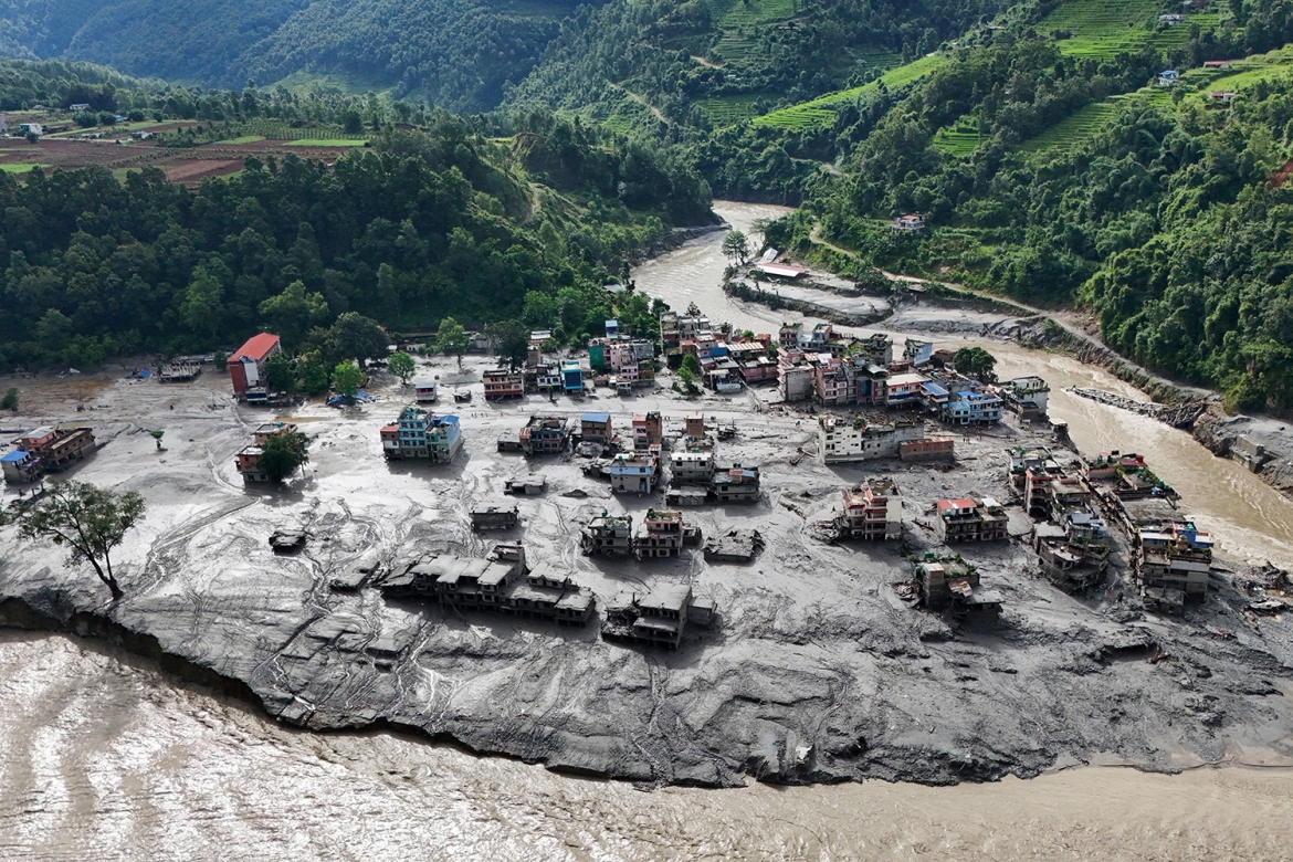 Bùn đất phủ kín các tòa nhà sau trận lũ nghiêm trọng tại Trishuli, huyện Nuwakot, Nepal, ngày 27/8/2026. Ảnh: Reuters