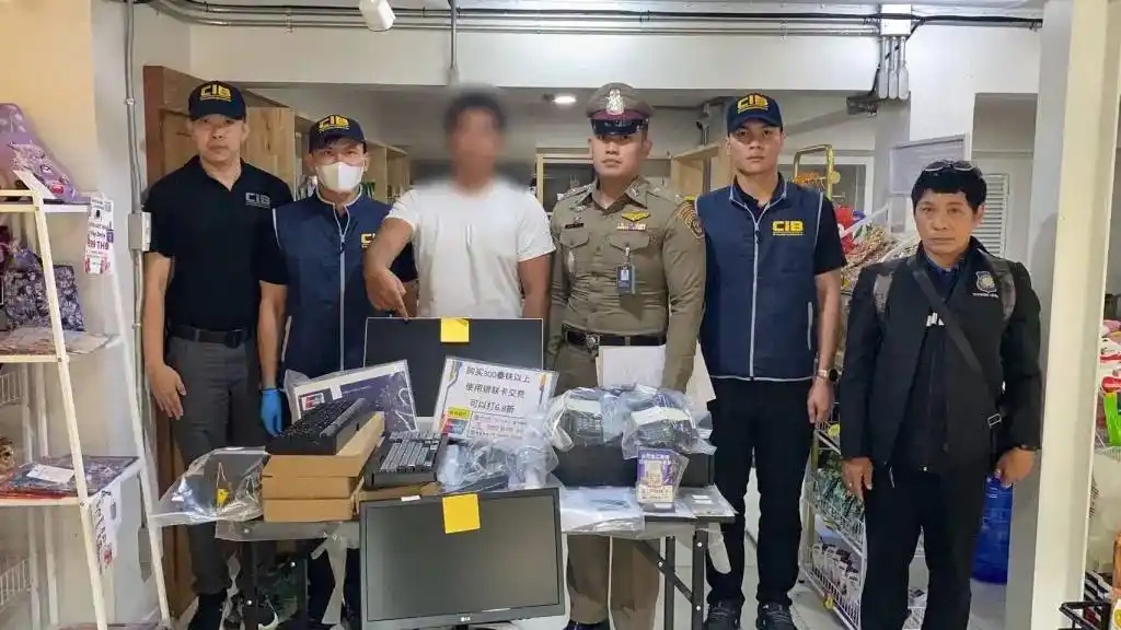 Cảnh sát thu giữ tang vật vụ án. Ảnh: trang Nhà quan sát của Trung Quốc đăng lại của truyền thông Thái Lan