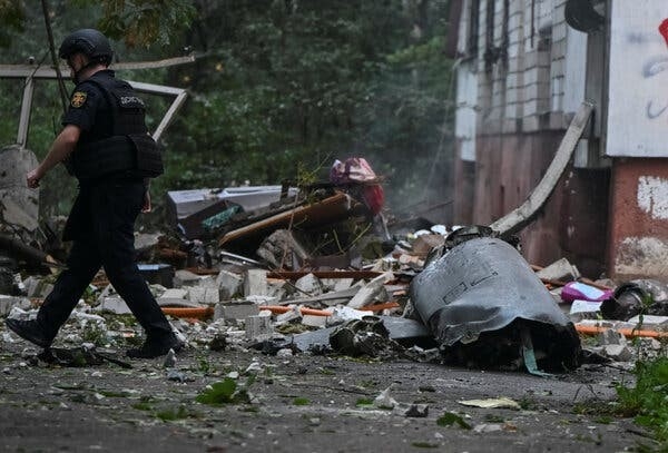 manh-vo-ten-lua-tai-lviv-ukraine-reuters.jpg