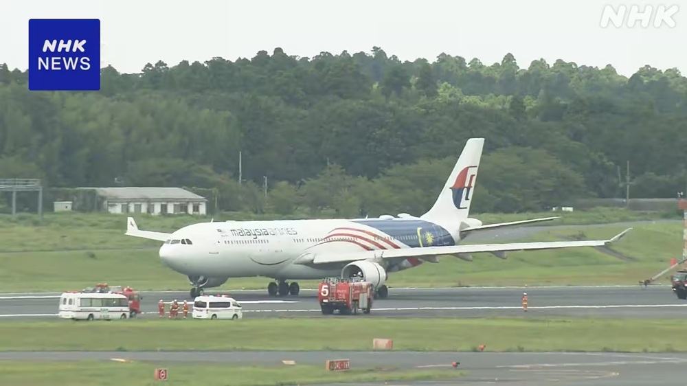 Máy bay gặp sự cố đang đỗ tại đường băng A sân bay Narita. Ảnh: NHK