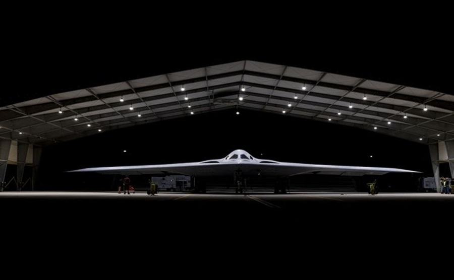 Không chỉ là một máy bay ném bom thông thường, B-21 Raider còn có khả năng tàng hình và thích ứng với nhiều môi trường tác chiến trong tương lai. Ảnh: Northrop Grumman