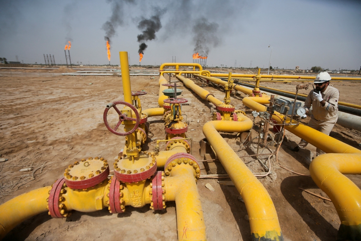 mot-cong-nhan-dang-kiem-tra-duong-ong-dan-dau-tai-mo-dau-nahr-bin-umar-o-phia-bac-basra-reuters.jpg