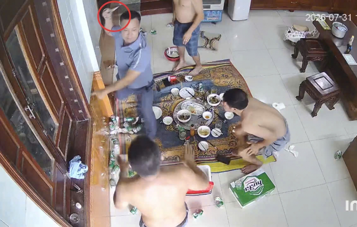 mot-nguoi-dan-ong-tren-dia-ban-bat-ngo-di-vao-cam-vat-nhon-dam-vao-bung-ong-nam.jpg