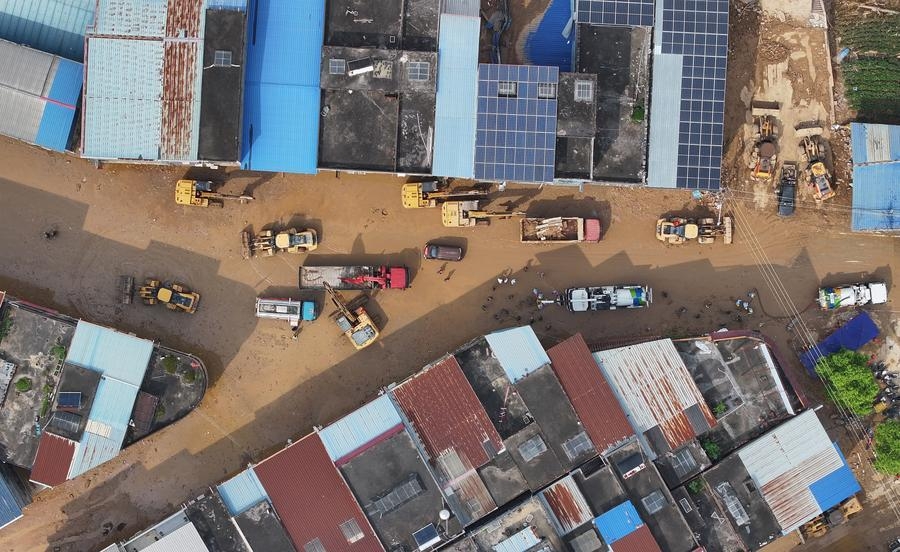 Người dân đang dọn dẹp đường phố tại Khu tự trị dân tộc Choang Quảng Tây, miền nam Trung Quốc. Ảnh: Xinhua