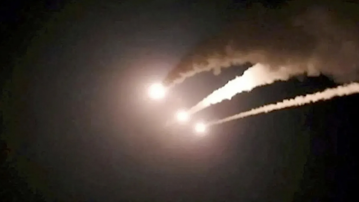 Mỹ tấn công bệ phóng tên lửa Iran trên đảo Larak. Ảnh: Reuters