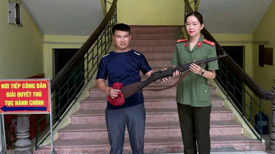 nguoi-dan-thai-nguyen-giao-nop-vu-khi-2.jpg