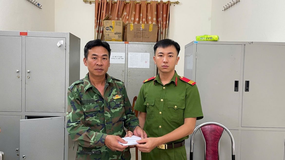 nguoi-dan-thai-nguyen-giao-nop-vu-khi.jpg