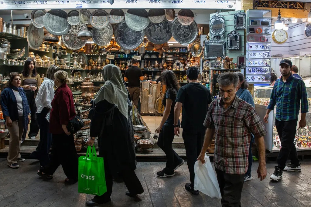 Người dân mua sắm tại Tehran, Iran, tháng 7/2026. Các biện pháp của chính quyền Tổng thống Mỹ Donald Trump đã gây sức ép lớn lên nền kinh tế Iran. Ảnh: NYT