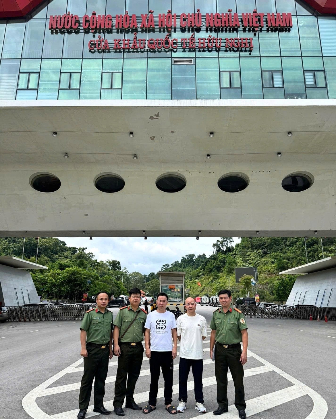 nhap-canh-trai-phep-1.jpg