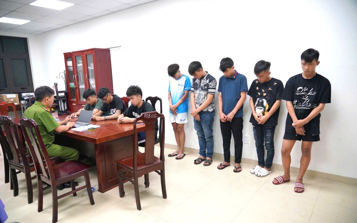nhom_thanh_thieu_nien_mang_hung_khi_chay_xe_lang_lach_20260819130742.jpg