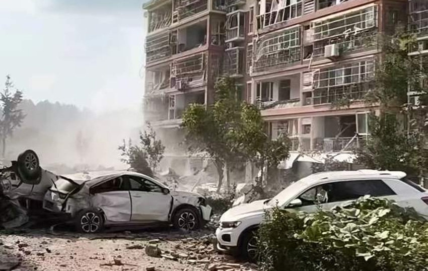 Vụ nổ đã gây hư hại nghiêm trọng cho khu dân cư. Ảnh: Đài Phượng Hoàng