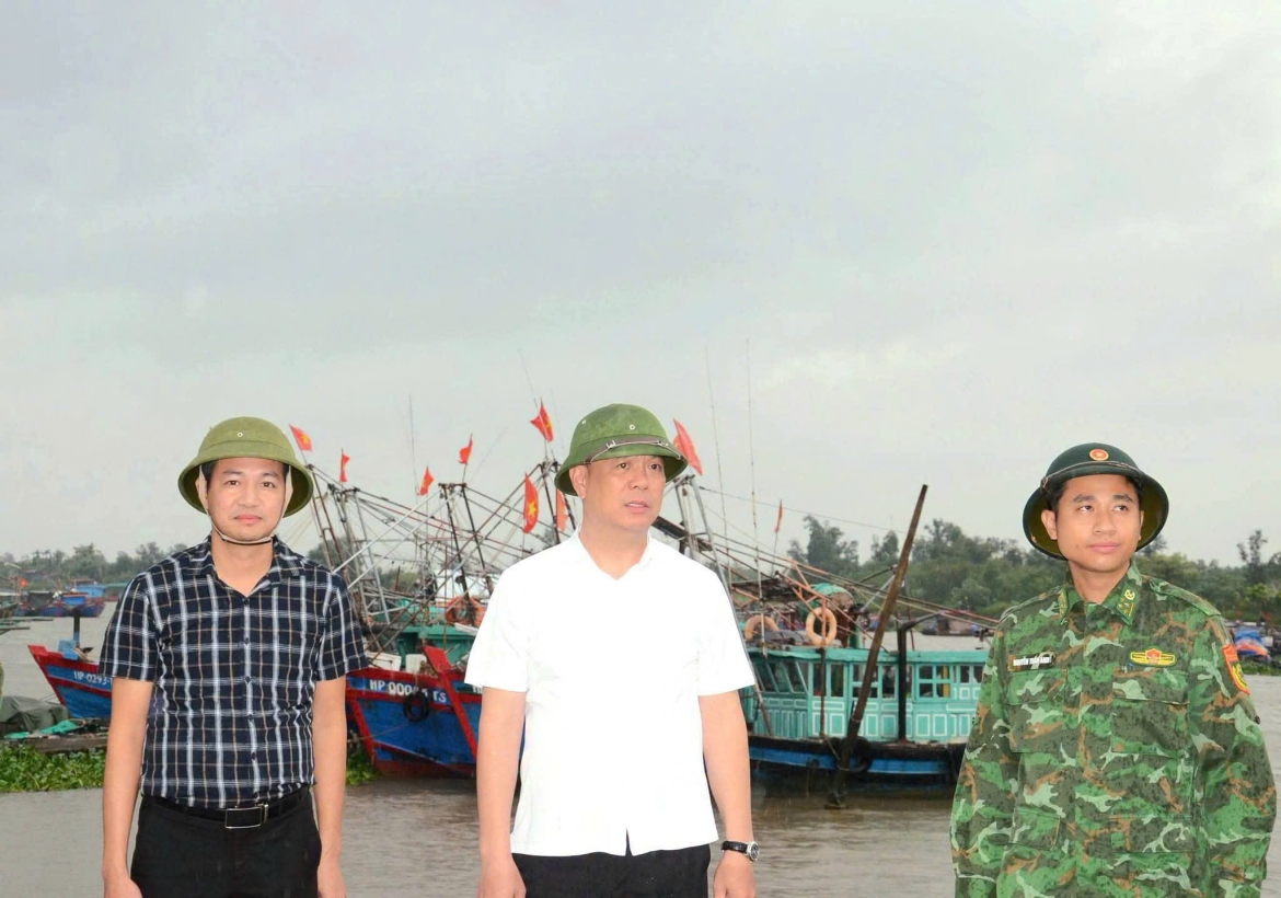 ong-do-duc-hoa-bi-thu-dang-uy-xa-kien-hai-tp-hai-phong-kiem-tra-cong-tac-phong-chong-bao-so-4-tai-cac-khu-vuc-xung-yeu-tren-dia-ban.jpg
