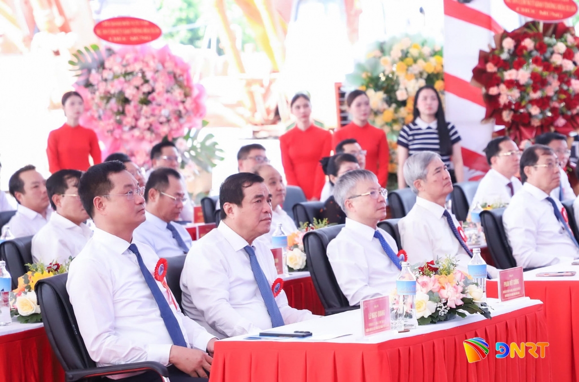 ong-le-ngoc-quang-ngoai-cung-ben-phai-du-le-khoi-cong.jpg