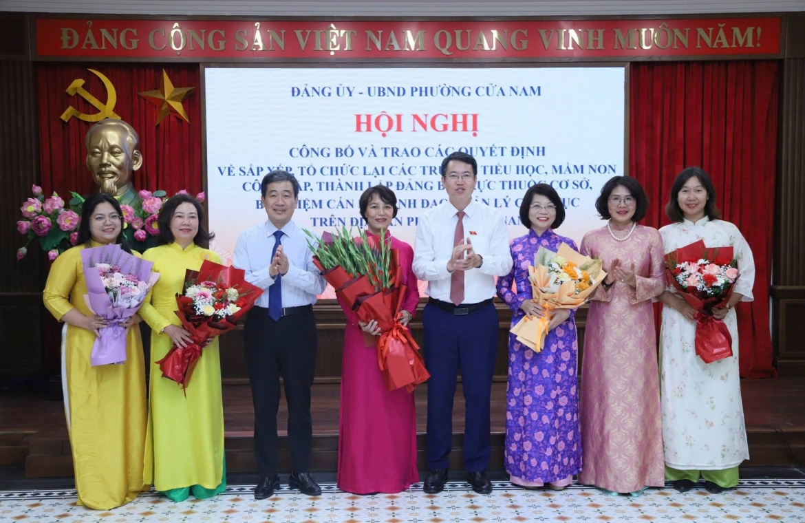 Lãnh đạo phường Cửa Nam trao các Quyết định cho những người được bổ nhiệm Ban Giám hiệu và chỉ định tham gia Cấp ủy Trường Tiểu học Quang Trung