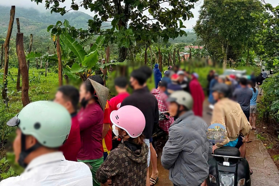 rat-dong-nguoi-dan-dia-phuong-den-hien-truong-nhan-vien-thu-vien-bi-chon-trong-ray-ca-phe.jpeg