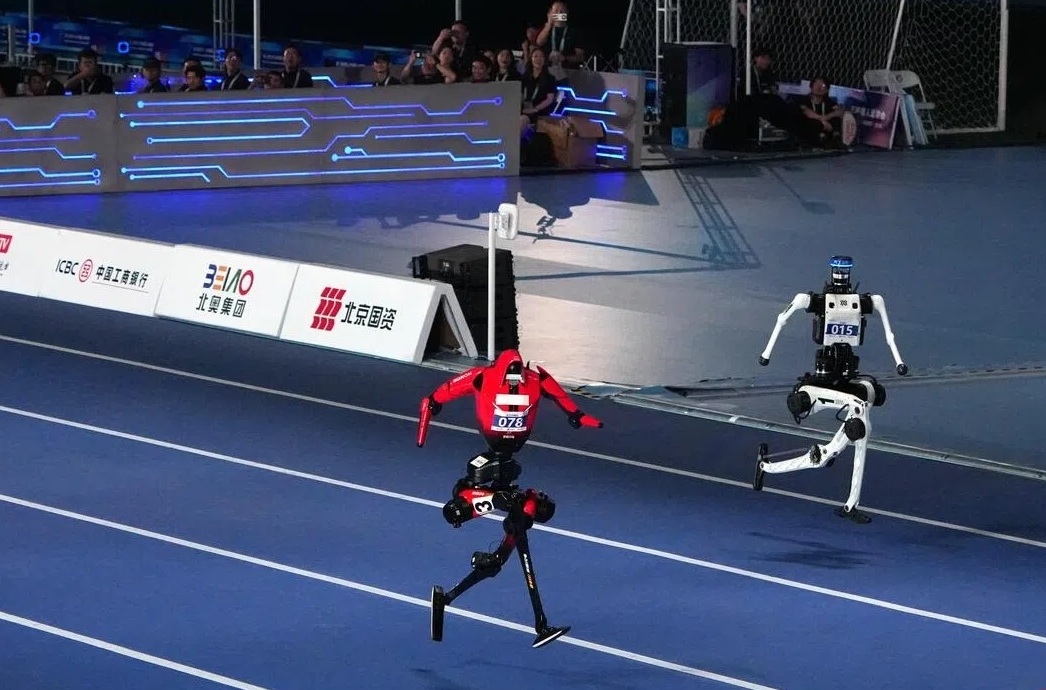 robot_hinh_nguoi_cua_doi_tianzhuo_ben_phai_da_dat_thanh_tich_939s_trong_mon_chay_100m_anh_tan_hoa_xa_20260823001301.jpg