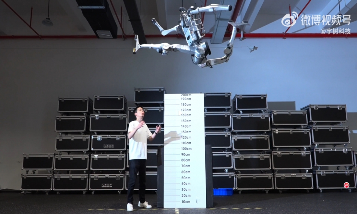 robot_pha_ky_luc_nhay_cao_va_chay_nhanh_cua_con_nguoi_anh_unitree_robotics_20260818073758.jpeg