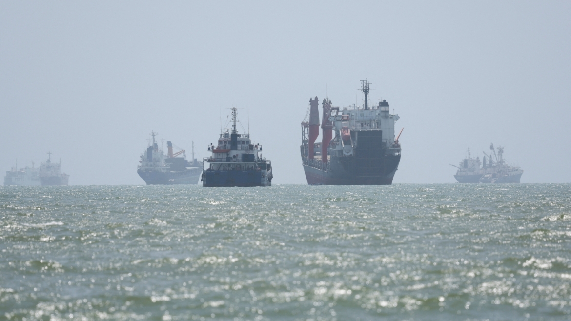 Tàu hàng đi qua eo Hormuz xuống thấp kỷ lục (Ảnh: Reuters).