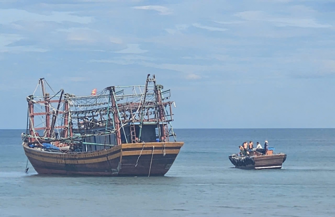tau-mac-can-trong-qua-trinh-vao-neo-dau-tranh-gio-cach-bo-khoang-150-m.jpg
