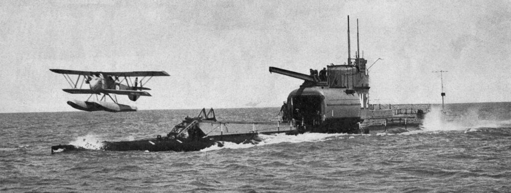 Tàu HMS M2, một trong những tàu ngầm mang máy bay đầu tiên của Anh. Máy bay sẽ được vận chuyển ở dạng tháo rời trong một nhà chứa máy bay chống thấm nước, sau đó nhanh chóng được lắp ráp lại để chuẩn bị cho chuyến bay. Ảnh: The Air and Sea Co.