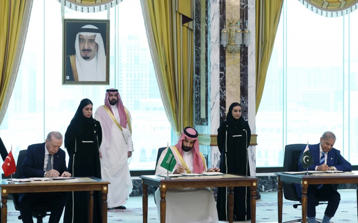 tho-nhi-ky-saudi-arabia-pakistan-ky-thoa-thuan-7-8-2026-tong-thong-erdogan-thai-tu-bin-salman-thu-tuong-sharif-reu.jpg