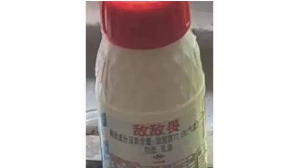 Hình ảnh chai thuốc trừ sâu trong một bài điều tra của truyền thông Trung Quốc.
