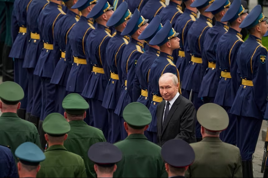 Tổng thống Nga Vladimir Putin đến dự lễ đặt vòng hoa tại Lăng Chiến sĩ Vô danh ở Moscow, Nga. Ảnh: Reuters