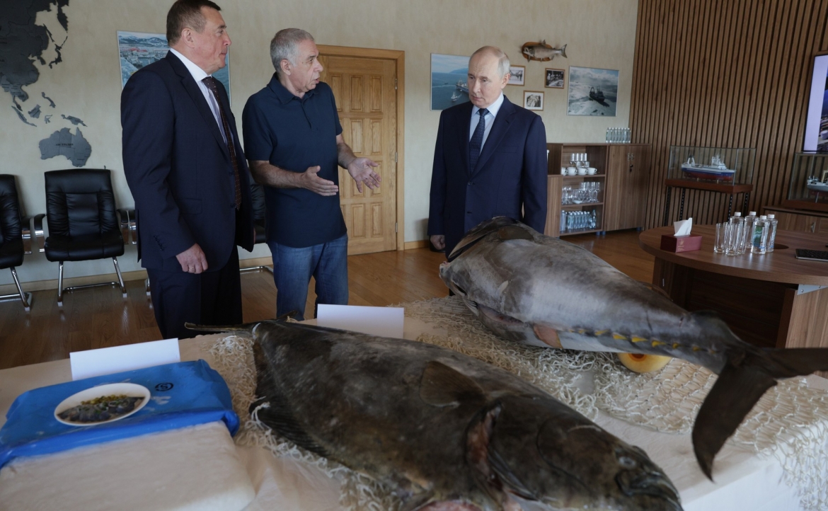 Tổng thống Putin đã tới khu liên hợp chế biến thủy sản Yasny tại quần đảo Kuril (Nguồn: Kremlin).