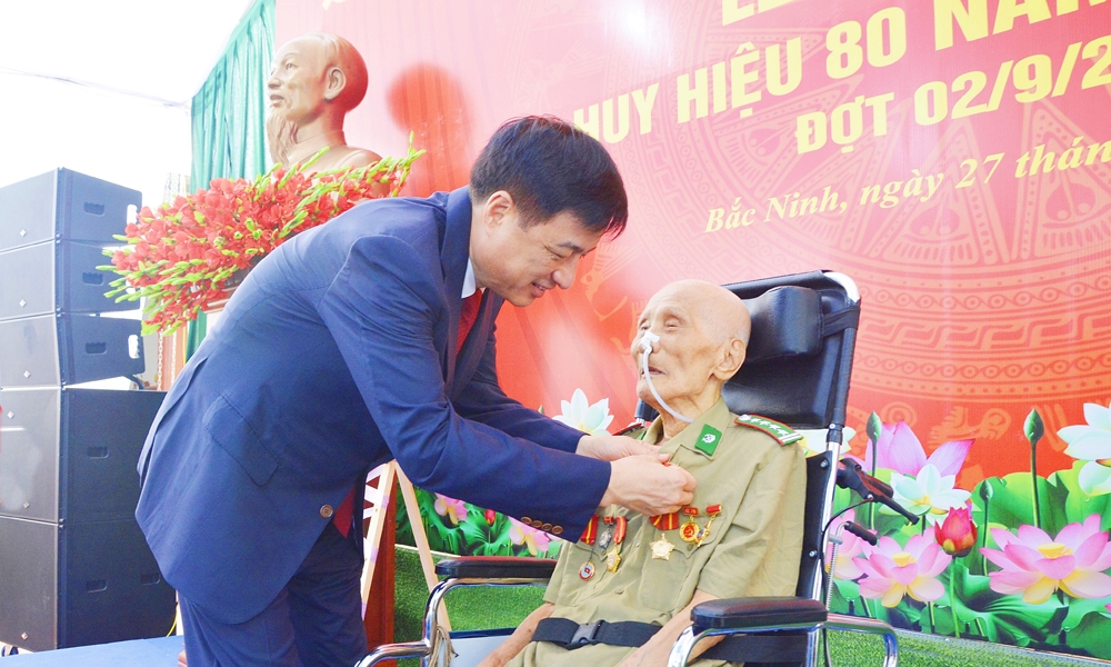 trao-huy-hieu-dang-1.jpg
