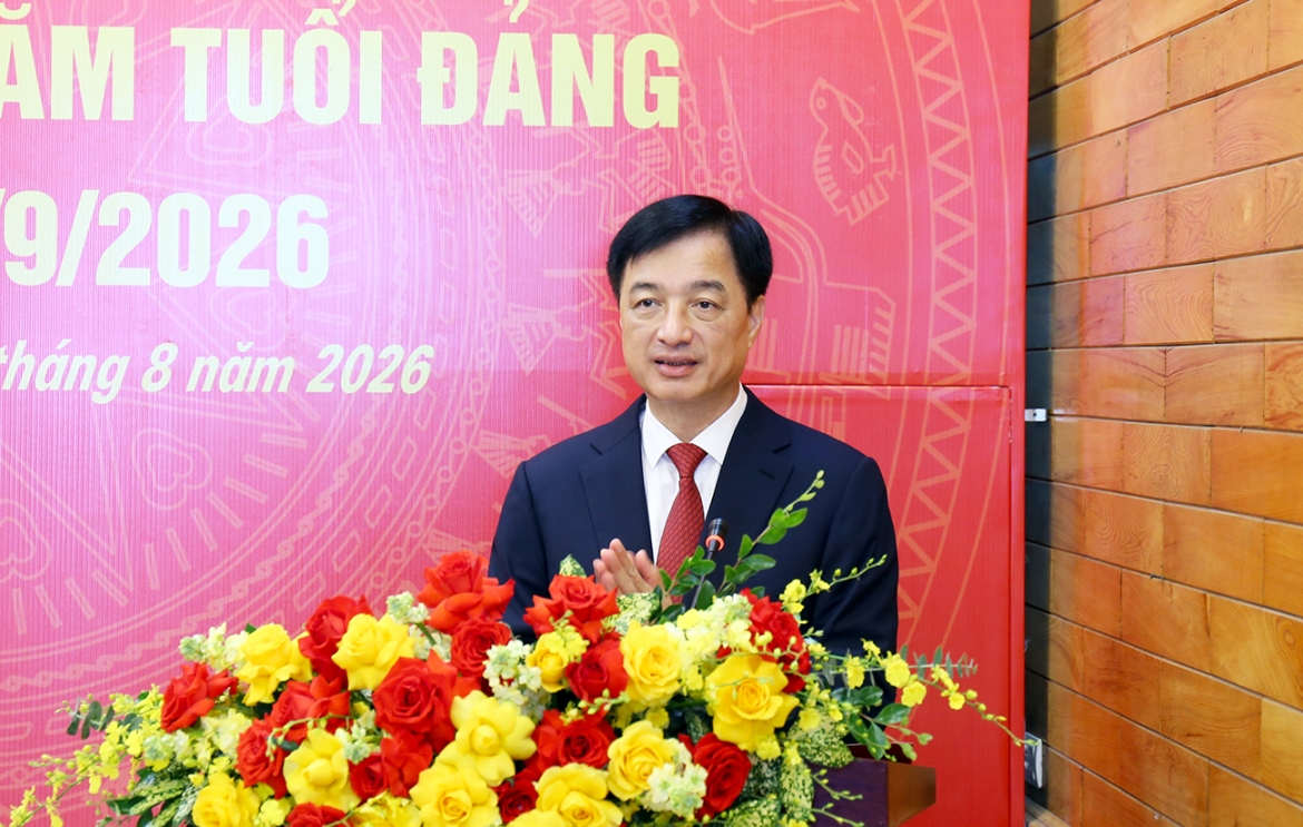 trao-huy-hieu-dang-2.jpg