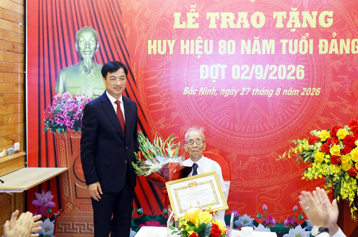trao-huy-hieu-dang-3.jpg