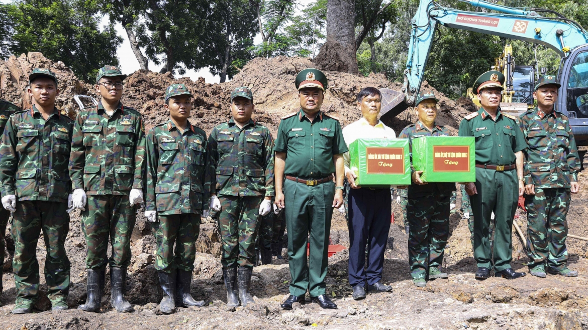 trao-qua-dong-vien-cac-luc-luong-lam-nhiem-vu-tai-cong-vien-le-thi-rieng-anh_-bo-tu-lenh-tp.hcm-3.jpg