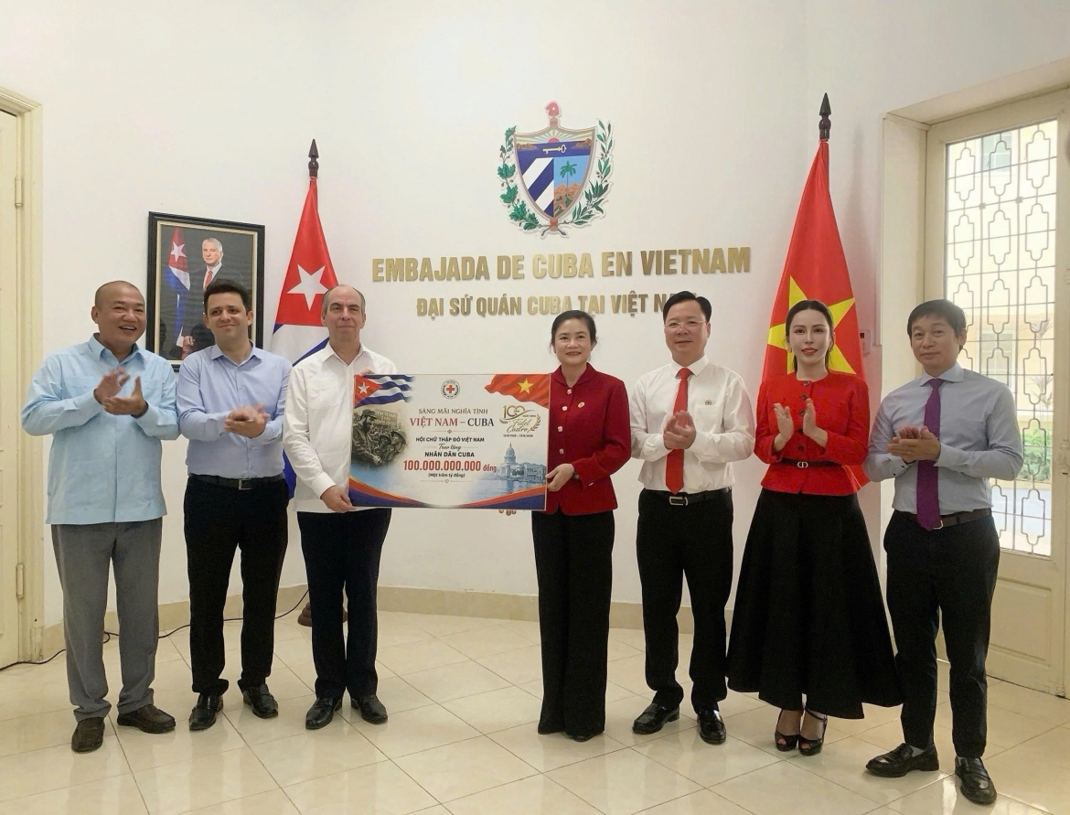 Bà Đỗ Thị Thu Thảo, Chủ tịch Trung ương Hội Chữ thập đỏ Việt Nam trao tượng trưng khoản hỗ trợ 100 tỷ đồng của nhân dân Việt Nam dành cho nhân dân Cuba. Ảnh: Hội Chữ thập đỏ Việt Nam
