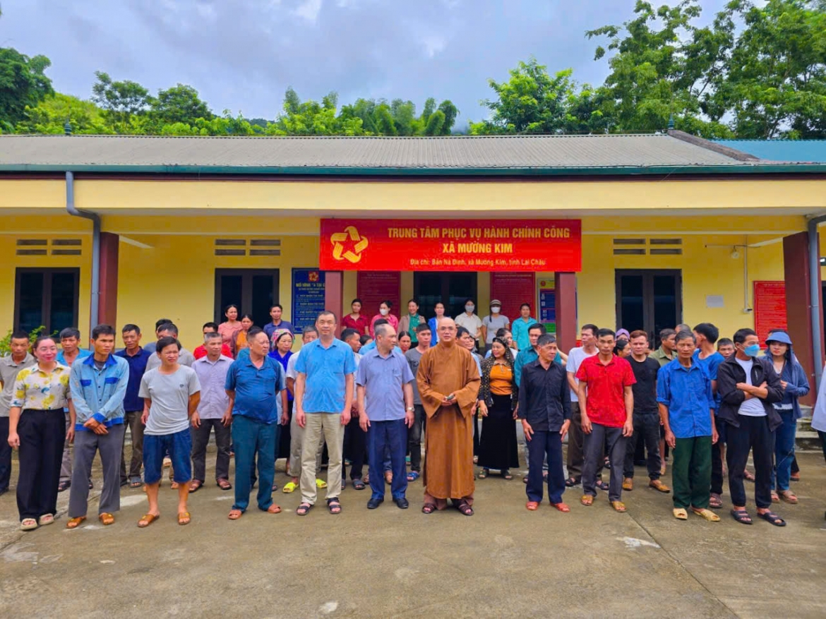tru-tri-chua-lien-hoa-den-tan-xa-muong-kim-tinh-lai-chau-tham-tang-qua-cho-cac-gia-dinh-bi-bao-lu.jpg