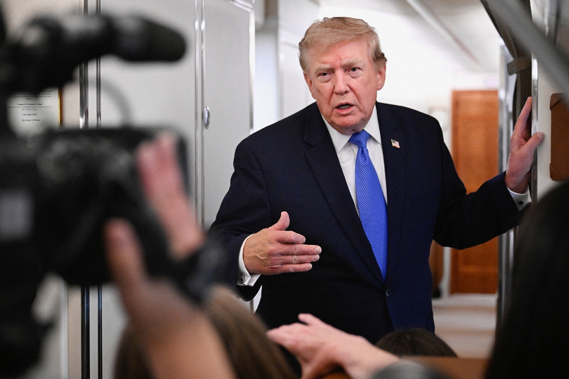 Tổng thống Mỹ Donald Trump phát biểu với báo giới trên chuyên cơ Không Lực Một trong hành trình tới Căn cứ Không quân Liên hợp Andrews, bang Maryland (Mỹ), ngày 2/8/2026. Ảnh: Reuters