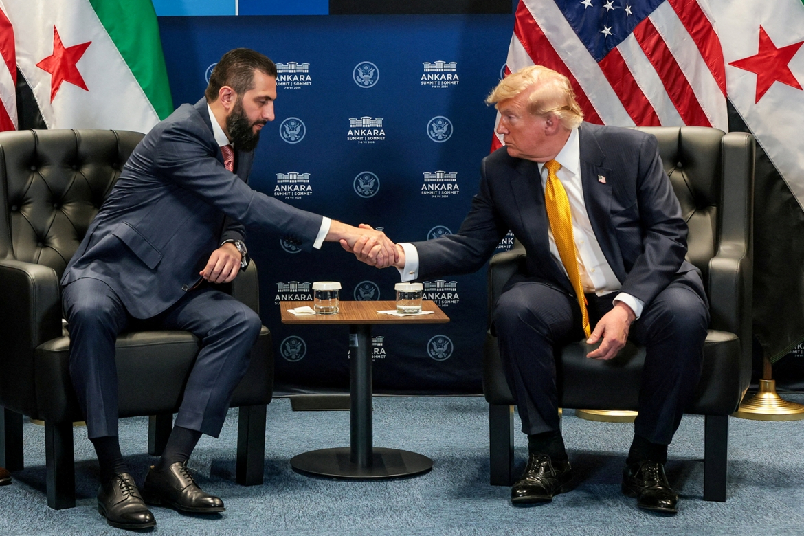 Tổng thống Mỹ Donald Trump bắt tay Tổng thống Syria Ahmed al-Sharaa trong cuộc gặp song phương bên lề Hội nghị Thượng đỉnh NATO ở Ankara, Thổ Nhĩ Kỳ, ngày 8/7/2026. Ảnh: Reuters