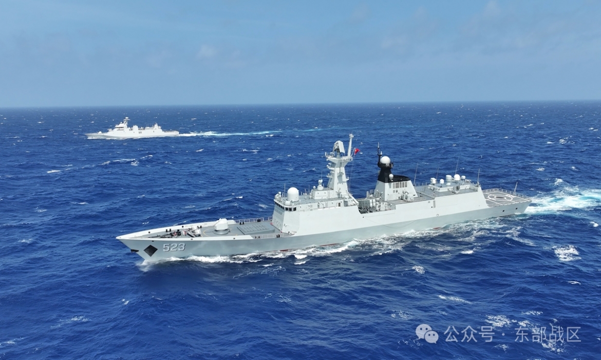 Tàu Hồng Hà của hải quân Trung Quốc và tàu KRI I Gusti Ngurah Rai của hải quân Indonesia tiến hành tập trận phối hợp trên biển. Ảnh: Chiến khu miền Đông